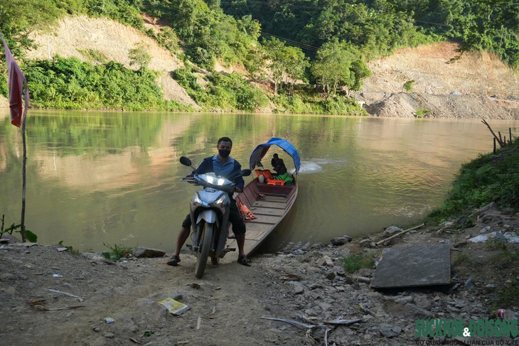 Học sinh vùng cao Nghệ An gian nan đường đến trường - Ảnh 1.