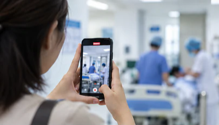 Bệnh viện có được phép cấm người nhà bệnh nhân quay phim, chụp ảnh?- Ảnh 1.