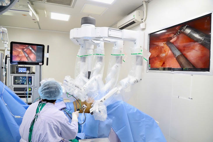 Bệnh viện K ứng dụng robot trong phẫu thuật ung thư trực tràng ở vị trí khó - Ảnh 1.