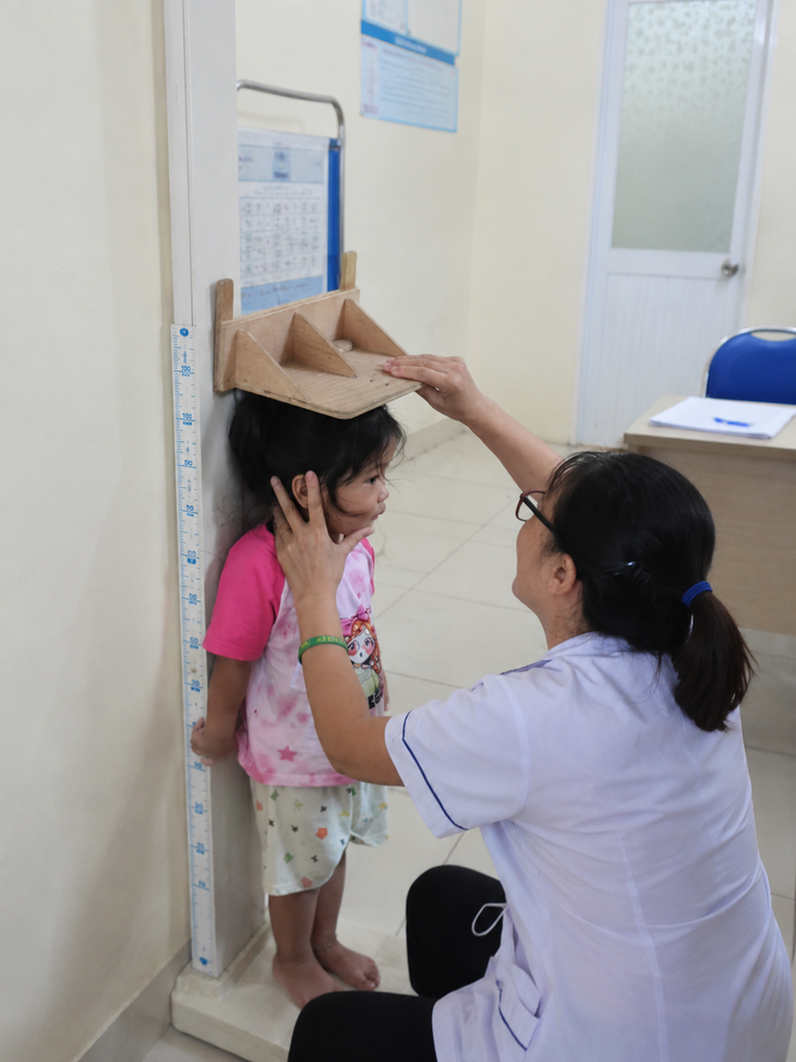 Theo dõi cân nặng, chiều cao để phát hiện nguy cơ suy dinh dưỡng ở trẻ - Ảnh 1.