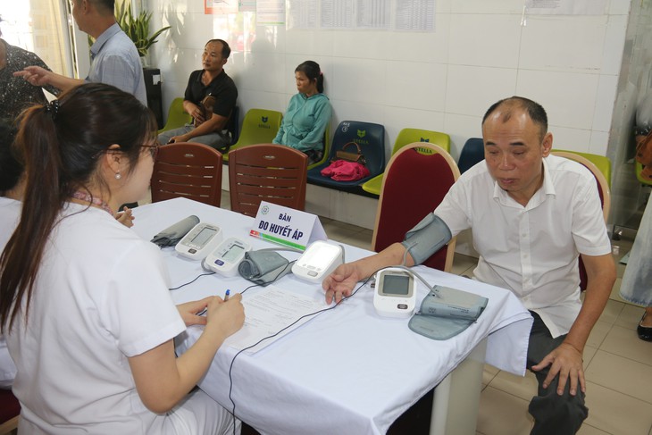 Hà Nội nâng mức trợ cấp người yếu thế, 100% người dân có sổ SK điện tử - Ảnh 1.