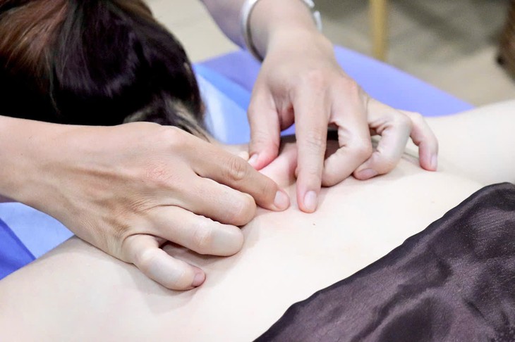 Nhiều du khách nước ngoài tìm đến bệnh viện Việt Nam sau chuyến bay dài- Ảnh 1.