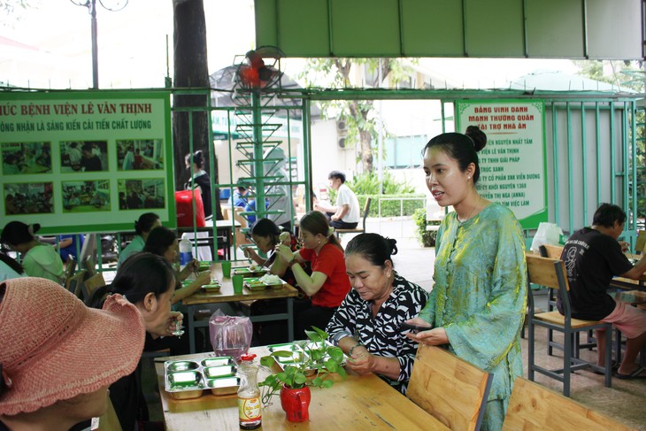 Người giữ lửa cho những bữa cơm Hạnh Phúc- Ảnh 1.