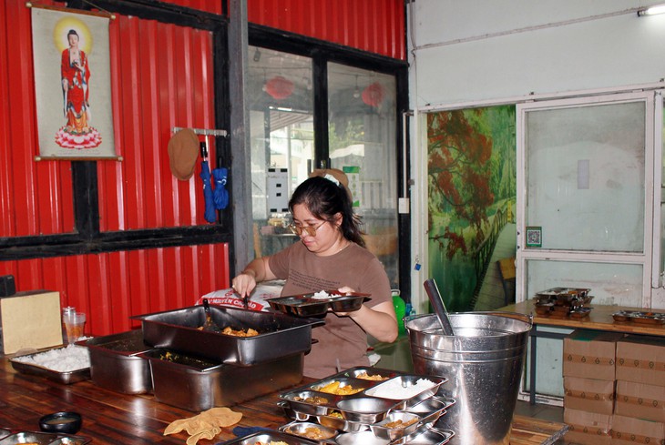 Người giữ lửa cho những bữa cơm Hạnh Phúc- Ảnh 5.