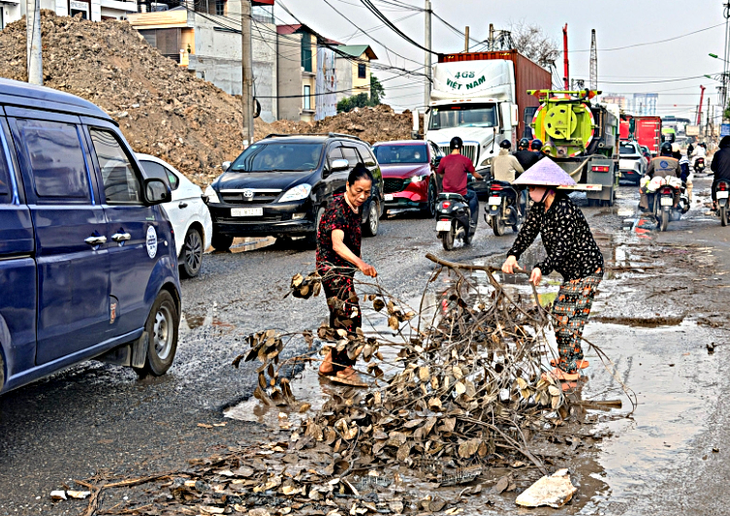 Xe cộ chật vật  né 'ổ gà, ổ voi’ trên quốc lộ 6 -  nơi vừa có người tử vong vì tai nạn- Ảnh 6.