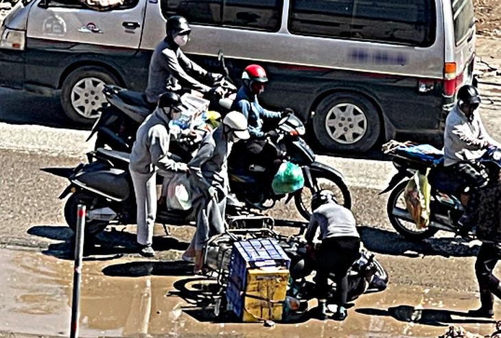 Xe cộ chật vật  né 'ổ gà, ổ voi’ trên quốc lộ 6 -  nơi vừa có người tử vong vì tai nạn- Ảnh 8.