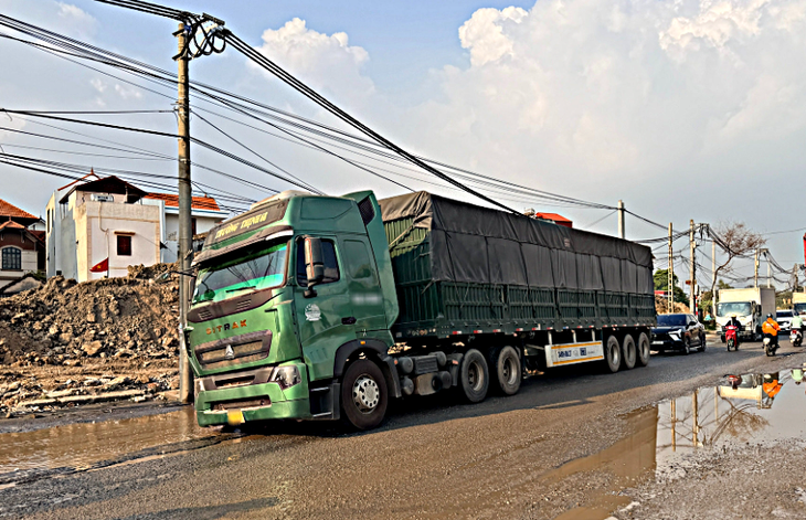 Xe cộ chật vật  né 'ổ gà, ổ voi’ trên quốc lộ 6 -  nơi vừa có người tử vong vì tai nạn- Ảnh 5.
