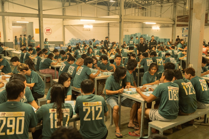 Số áo của các nhân vật trong phim Trại buôn người có ý nghĩa gì? - Ảnh 1.