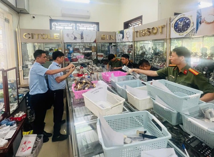Kiểm tra cửa hàng phát hiện hơn 2.100 đồng hồ giả mạo nhãn hiệu nổi tiếng - Ảnh 1.