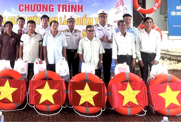 Hải quân làm điểm tựa vững chắc tiếp sức ngư dân vươn khơi, bám biển- Ảnh 1.