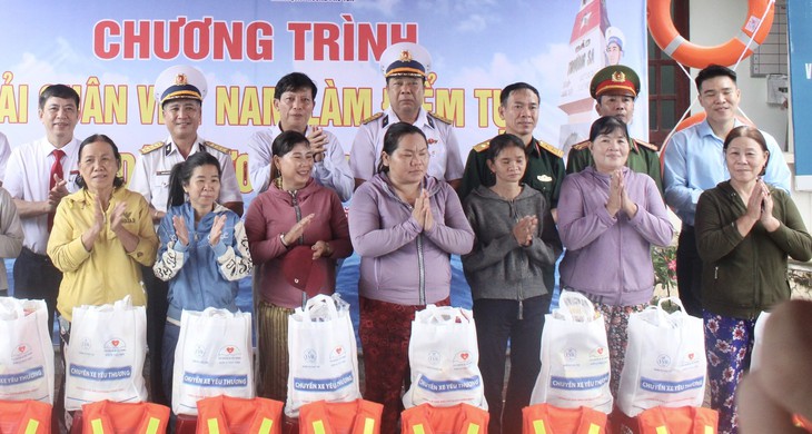 Hải quân làm điểm tựa vững chắc tiếp sức ngư dân vươn khơi, bám biển- Ảnh 2.