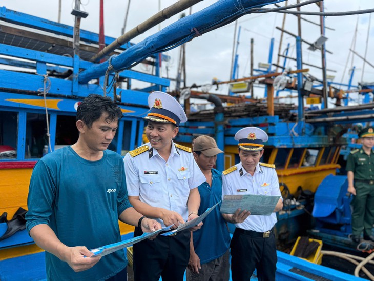 Hải quân làm điểm tựa vững chắc tiếp sức ngư dân vươn khơi, bám biển- Ảnh 3.
