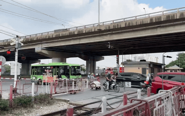 Hà Nội có 62 vị trí rào chắn thi công, làm sao để di chuyển thuận lợi?- Ảnh 1.