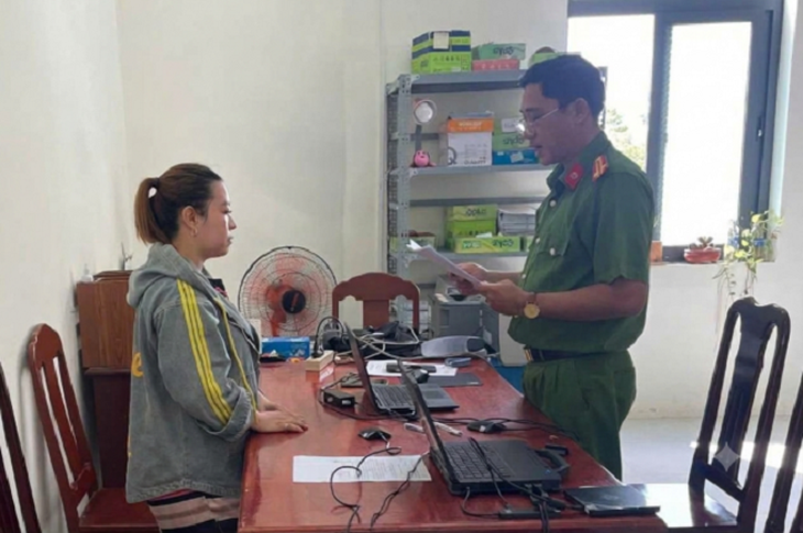 Khởi tố nữ giám đốc đứng sau vụ làm đường cát giả quy mô lớn - Ảnh 1.