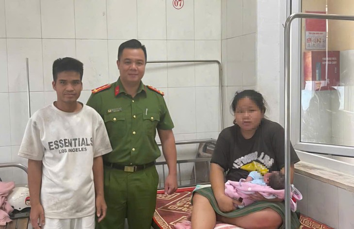Đại úy công an hỗ trợ sản phụ chuyển dạ đến cơ sở y tế - Ảnh 1.