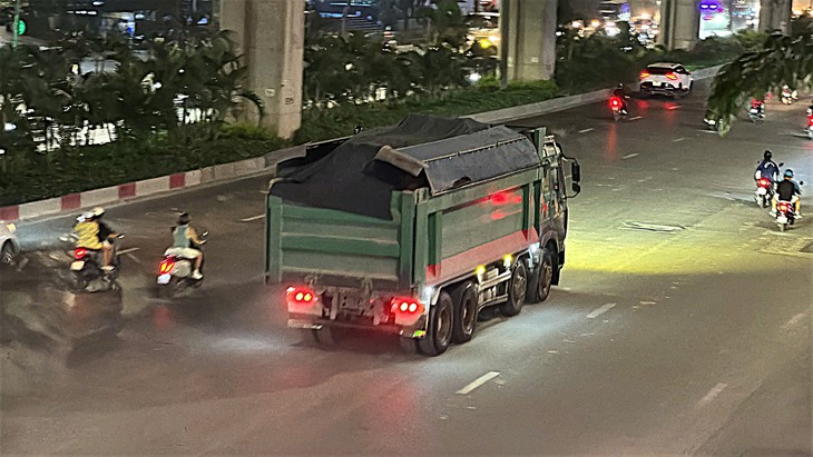 Sau phản ánh xe có dấu hiệu quá tải tại Nguyễn Trãi, CSGT vào cuộc xử lý  - Ảnh 1.