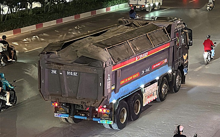 Sau phản ánh xe có dấu hiệu quá tải tại Nguyễn Trãi, CSGT vào cuộc xử lý - Ảnh 1.