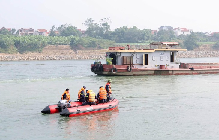 Vụ mẹ ôm con 2 tuổi nghi nhảy cầu: Đã tìm thấy thi thể cháu bé- Ảnh 1.