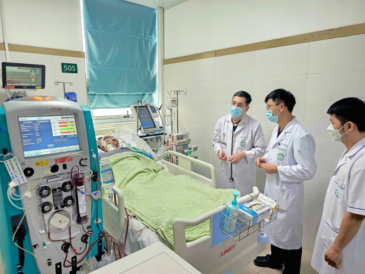 Tin mới nhất về sức khoẻ 7 bệnh nhân ngộ độc khí clo ở Hà Nội- Ảnh 1.