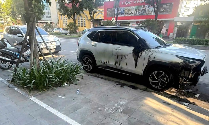 Xác minh vụ ô tô bị đốt, phá trên đường Hà Nội ở Huế- Ảnh 1.