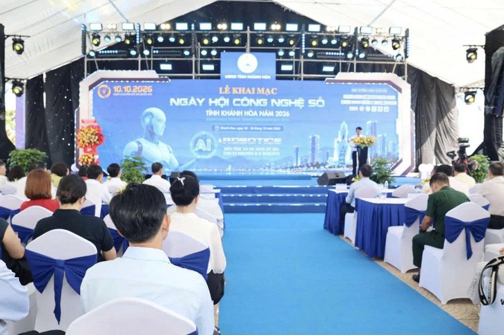 Người dân Khánh Hòa trải nghiệm công nghệ số, robot AI và thực tế ảo - Ảnh 1.