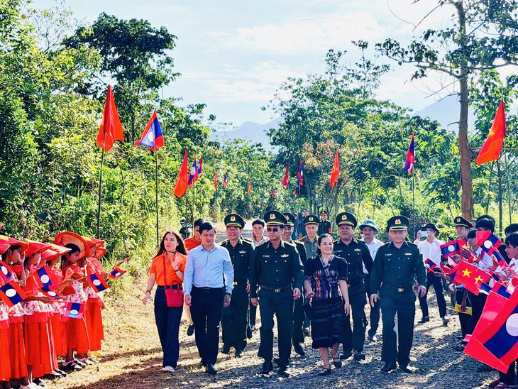 Hơn 1.000 người dân Việt - Lào vùng biên được khám, phát thuốc miễn phí- Ảnh 1.