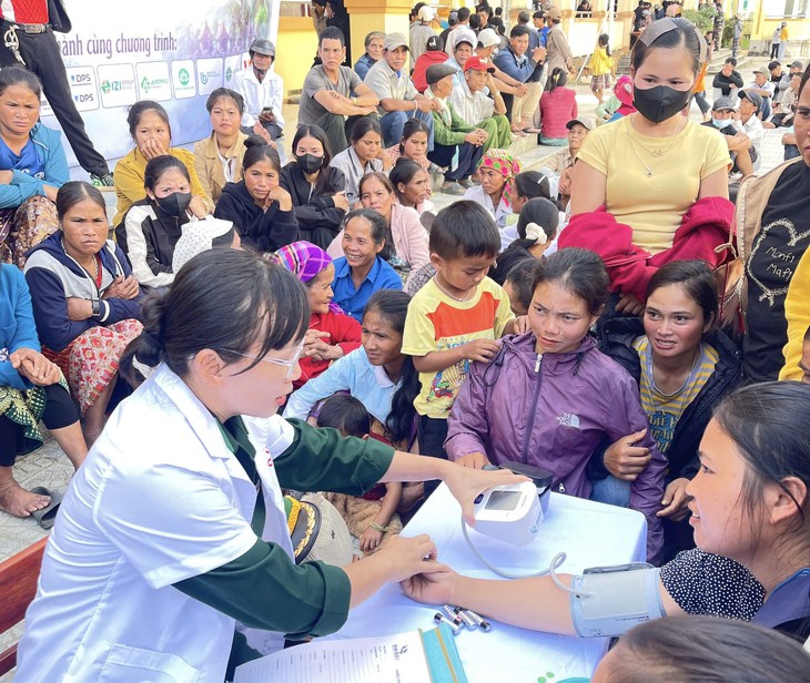Hơn 1.000 người dân Việt - Lào vùng biên được khám, phát thuốc miễn phí- Ảnh 3.