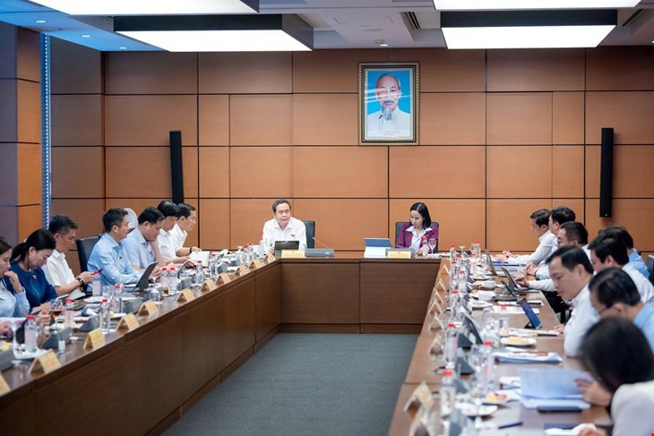 'Cái gì gắn trực tiếp với sức khỏe người dân thì không thể đơn giản hóa'- Ảnh 1.