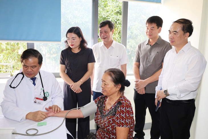 Bệnh viện Bạch Mai khám, cấp thuốc miễn phí cho gần 1.000 người dân Hà Tĩnh - Ảnh 1.