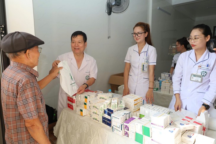 Bệnh viện Bạch Mai khám, cấp thuốc miễn phí cho gần 1.000 người dân Hà Tĩnh - Ảnh 4.