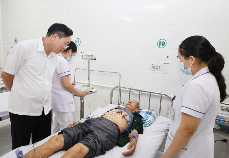 Bệnh viện Bạch Mai khám, cấp thuốc miễn phí cho gần 1.000 người dân Hà Tĩnh - Ảnh 3.