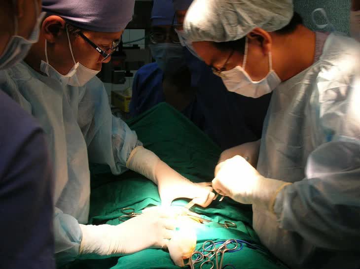 Tưởng "lồng ruột đơn giản", bé trai bị cắt bỏ 10 cm ruột hoại tử- Ảnh 1.