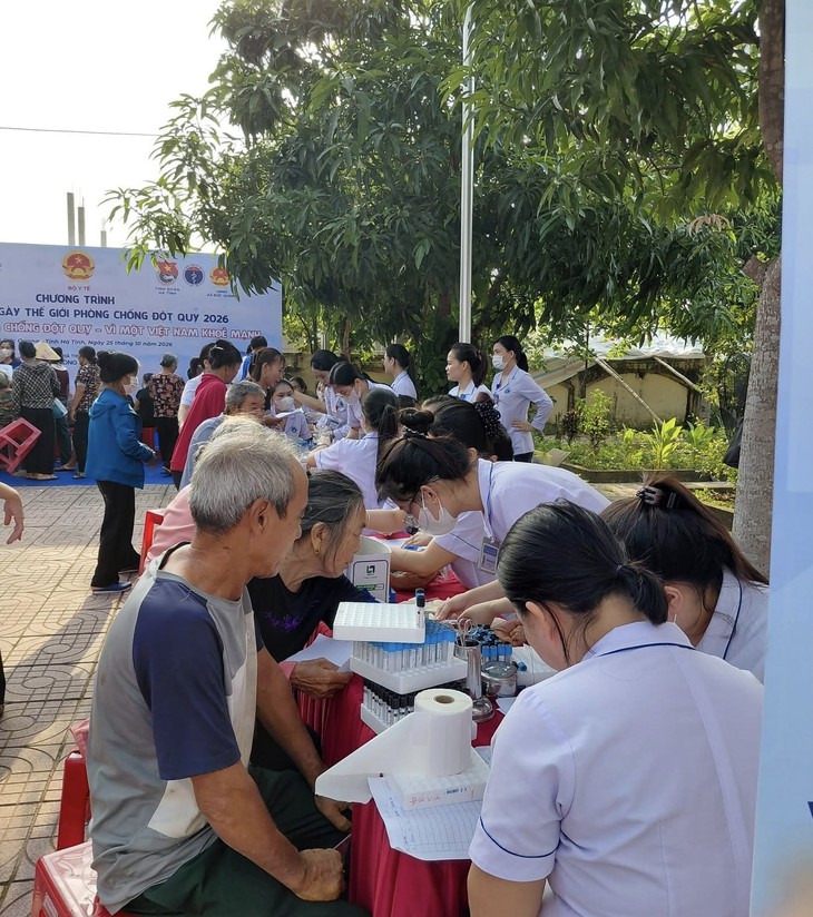 Bệnh viện Bạch Mai khám, cấp thuốc miễn phí cho gần 1.000 người dân Hà Tĩnh - Ảnh 6.