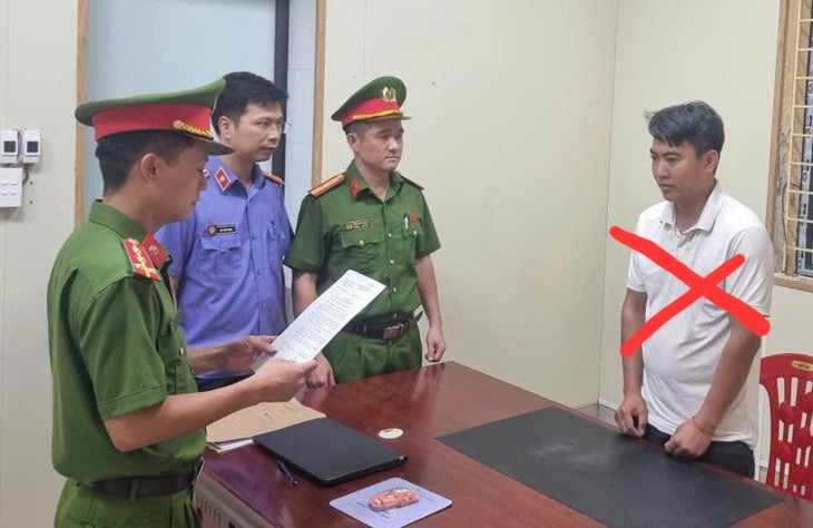 Chống đối hiệu lệnh CSGT, tài xế ô tô bị khởi tố- Ảnh 1.