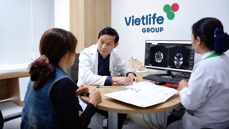 Dân văn phòng đau cổ vai gáy, lưng: Không phải cứ thoát vị đĩa đệm là mổ- Ảnh 1.