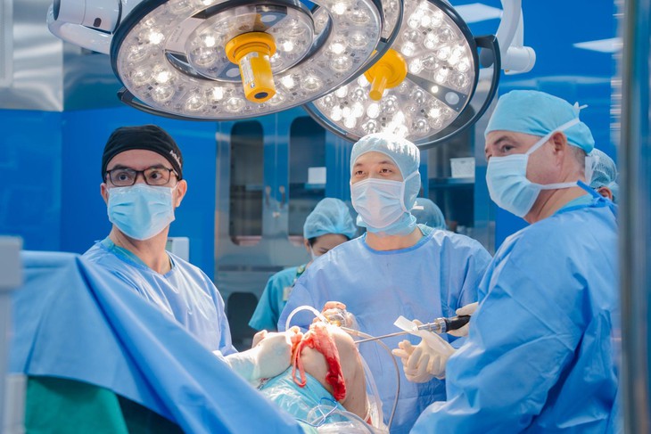 Tái tạo lại dây chằng chéo trước cho bệnh nhân 27 tuổi tái đứt do chấn thương- Ảnh 2.