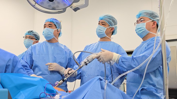 Cắt u đại tràng bằng kỹ thuật cao, bệnh nhân hồi phục sau 24 giờ- Ảnh 1.