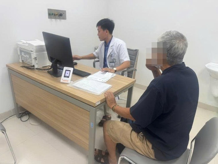 Chuyển đổi số y tế không còn 'tay xách nách mang' khi đến bệnh viện khám - Ảnh 1.