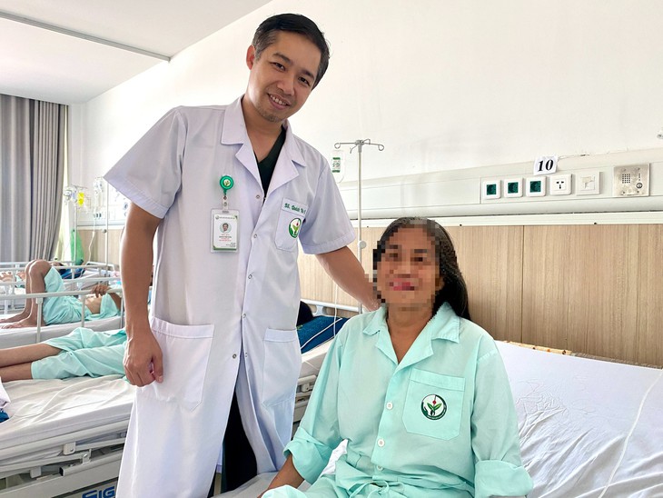Cắt u đại tràng bằng kỹ thuật cao, bệnh nhân hồi phục sau 24 giờ- Ảnh 2.