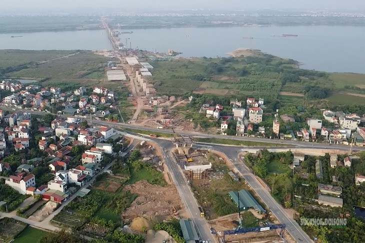 Cầu Hồng Hà gần 10.000 tỷ đồng lộ diện những nhịp dầm đầu tiên - Ảnh 1.