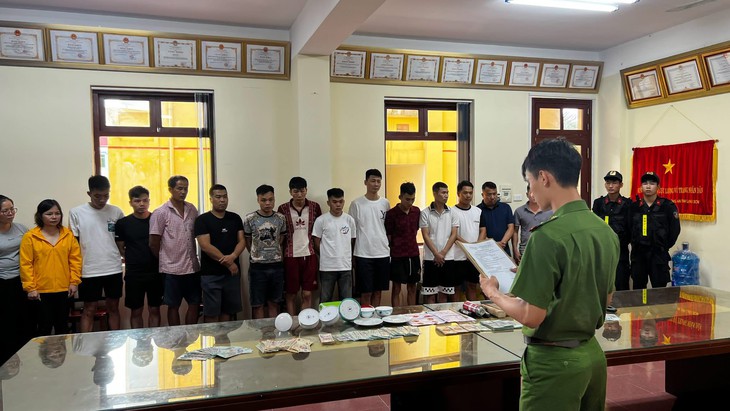 Đưa nhau lên đồi đánh bạc, 20 đối tượng bị bắt- Ảnh 1.