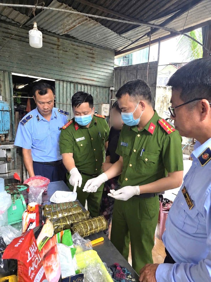 Người phụ nữ sử dụng chất cấm hàn the để chế biến thực phẩm- Ảnh 2.
