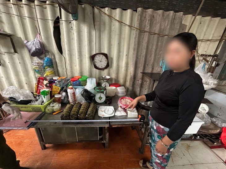 Người phụ nữ sử dụng chất cấm hàn the để chế biến thực phẩm- Ảnh 1.