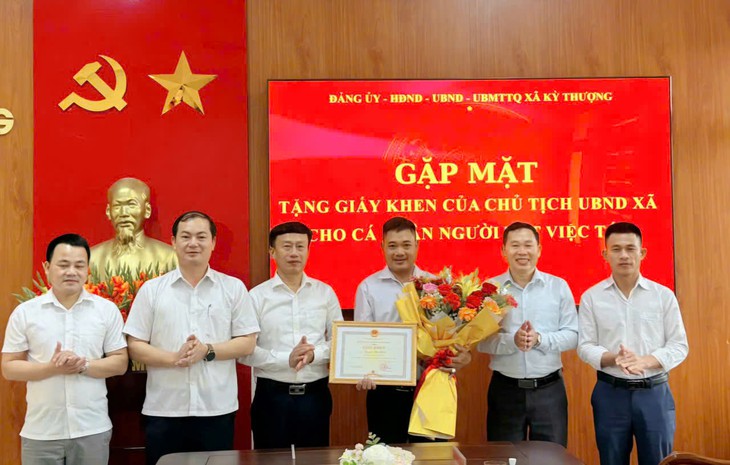 Khen thưởng người đàn ông lao xuống sông cứu người đang chới với ở Hà Tĩnh - Ảnh 1.