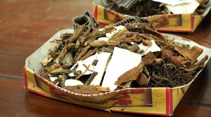 Tự dùng thuốc nam, thuốc gia truyền: Những rủi ro tiềm ẩn người dân cần biết - Ảnh 2.