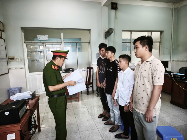 4 người mang dao tự chế đến tấn công gia đình thiếu niên 15 tuổi- Ảnh 1.