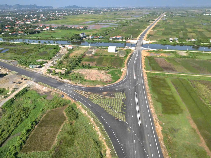 Ngắm tuyến đường ven biển gần 2.000 tỷ đồng chuẩn bị đưa vào khai thác- Ảnh 2.