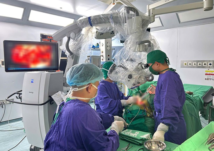 Phẫu thuật khối u dây thần kinh nằm sát thân não bằng công nghệ hiện đại- Ảnh 1.