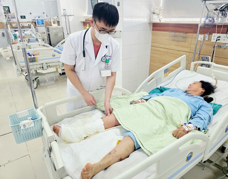 Đắp lá ớt chữa vết thương, người phụ nữ 65 tuổi nguy cơ mất chân- Ảnh 2.