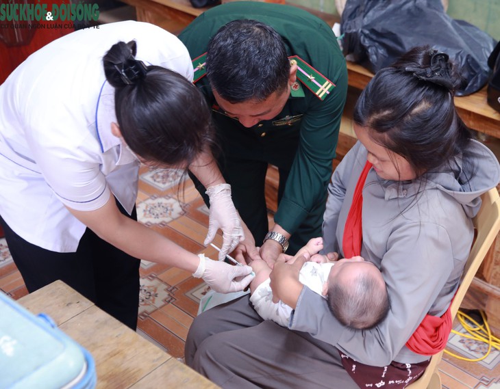 Ngược dòng sông Giăng, đưa vaccine đến với tộc người Đan Lai- Ảnh 6.